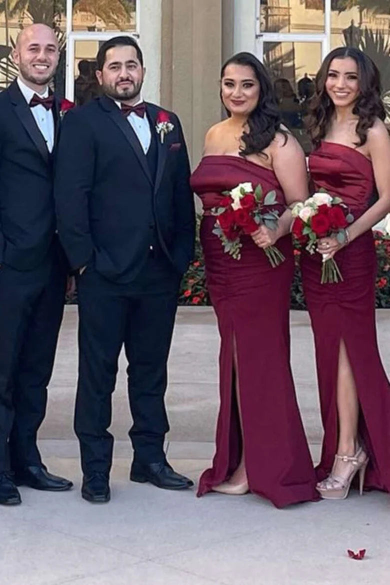 Vestido largo de dama de honor de satén sin tirantes y con abertura